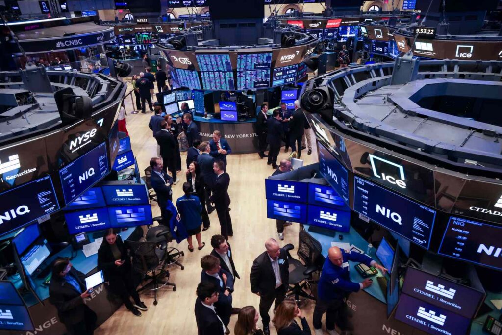 S&P 500, Nasdaq Hit New Highs in Early Trading as Investors Digest Earnings; IBM, Honeywell Weigh on Dow