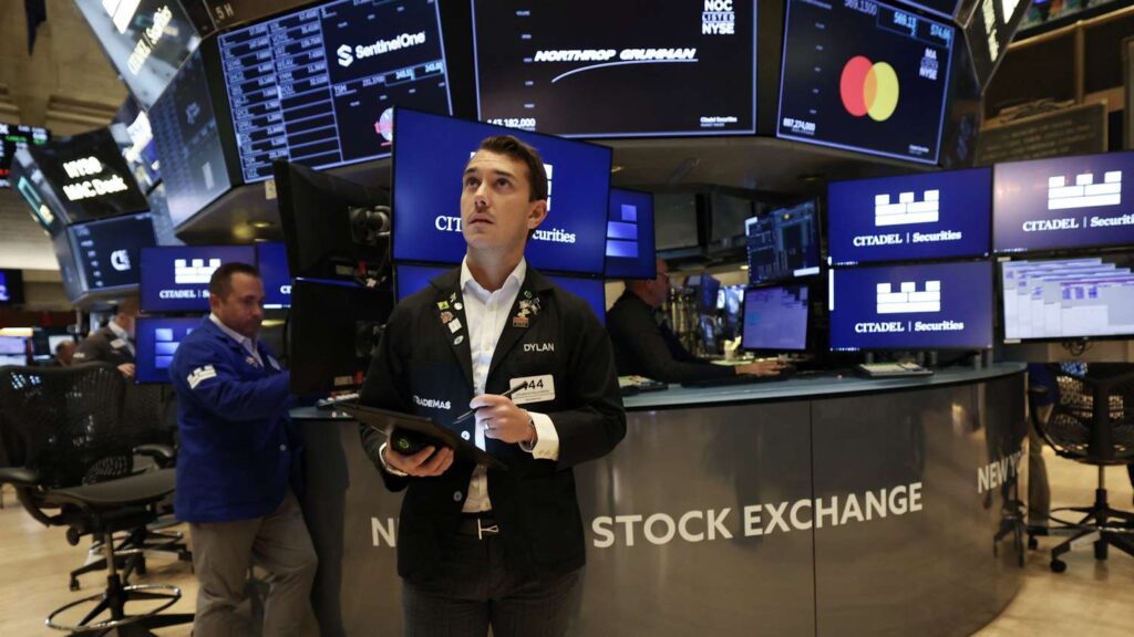 Stocks Retreat From Early Gains as Market Struggles to Sustain Rally Amid Tariff News; Apple Keeps Rising, Intel Drops