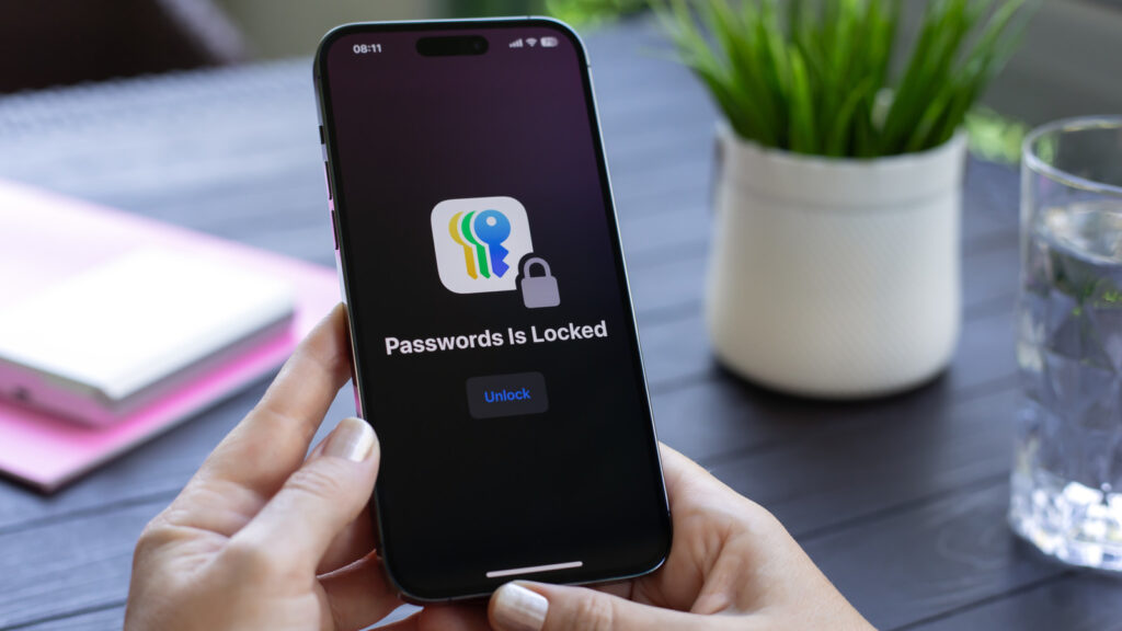 How To Use iOS's Built In Password Manager Feature (And Why You Should)