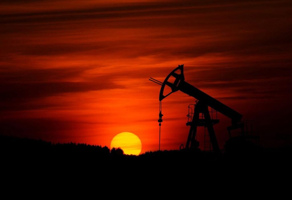 This Energy Dividend Stock Is Slashing a Massive 25% of Jobs. Is This a Sign to Stay Far, Far Away?