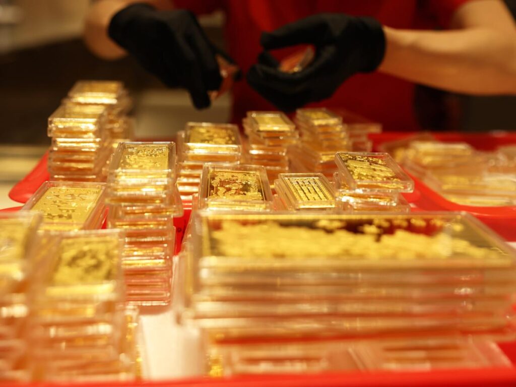 With gold at records, here's how much finance pros say you should have in your portfolio
