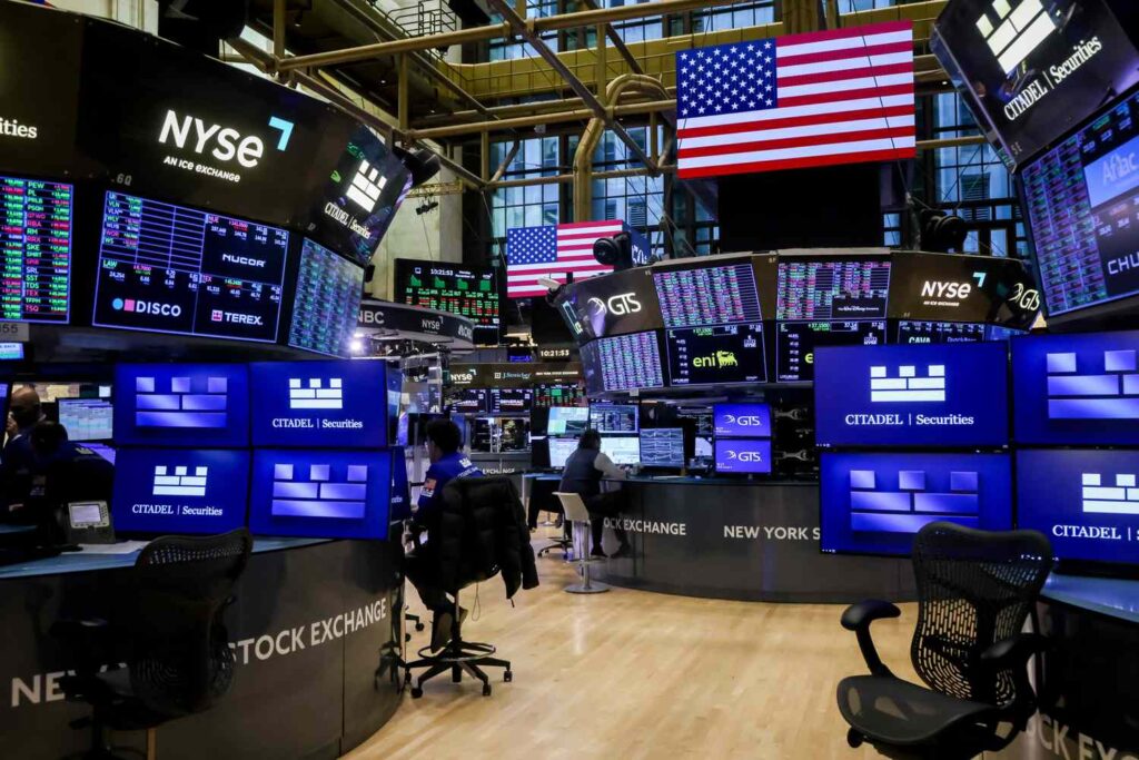 Stock Futures Point Lower as Tech Selloff Continues; Bitcoin Falls to Lowest Level Since May