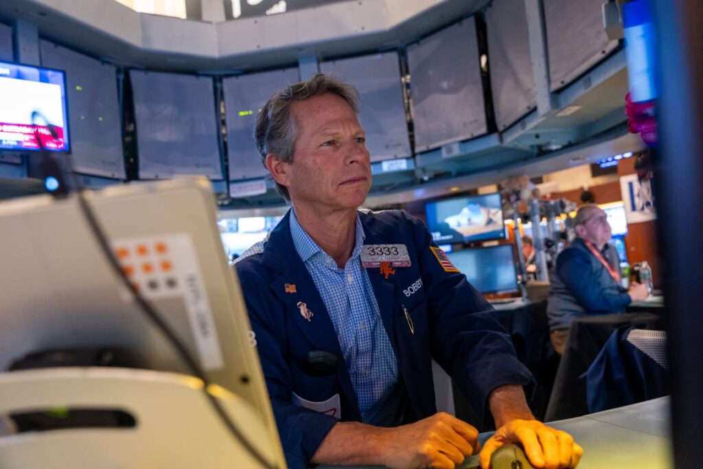 Stocks Retreat as Tech Shares Remain Under Pressure; Dow Hits New All-Time High Before Slipping