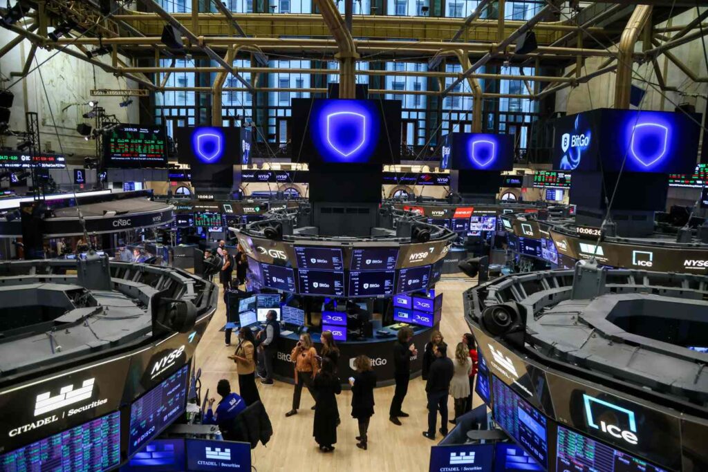 Stock Indexes Open Lower to End Volatile Week; Intel Shares Sink on Soft Outlook; Gold Sets Latest All-Time High Stock Indexes Open Lower to End Volatile Week; Intel Shares Sink on Soft Outlook; Gold Sets Latest All-Time High