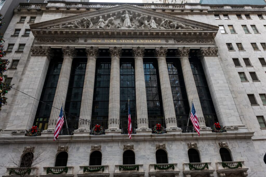 U.S. stock futures sink after Powell accuses Trump of intimidation over DOJ probe