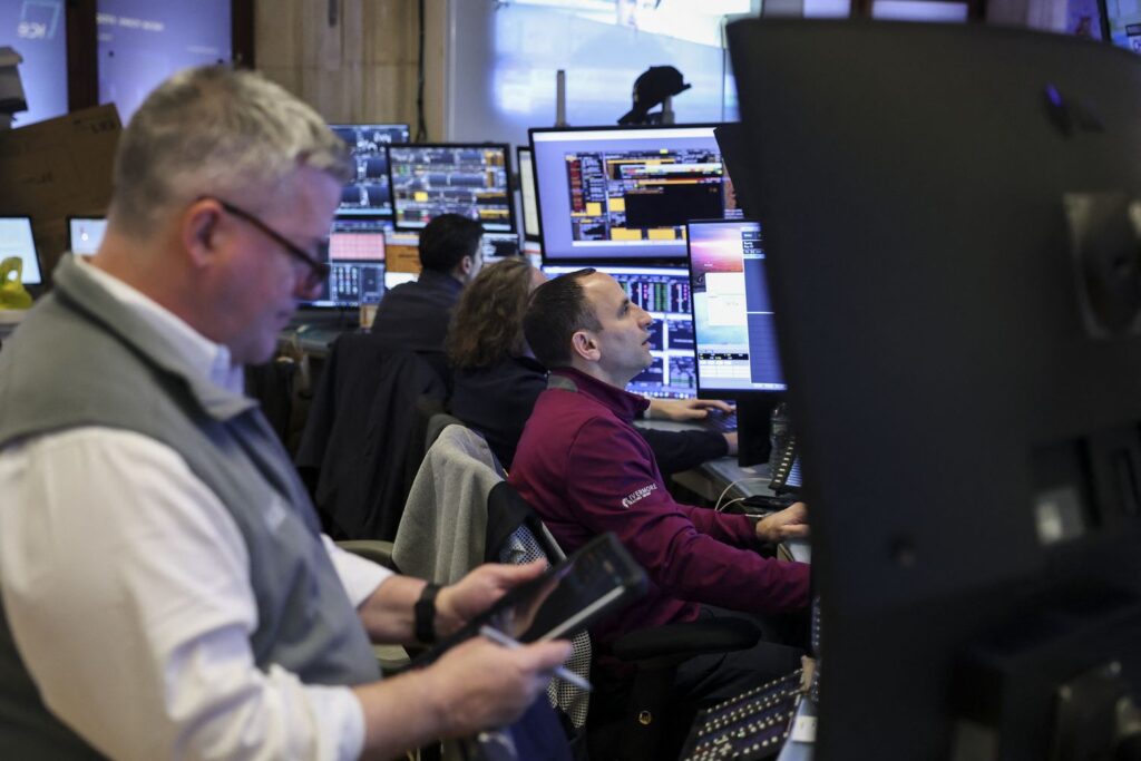 Futures Edge Higher After Indexes Tumble on Tariff Uncertainty, AI Disruption Concerns