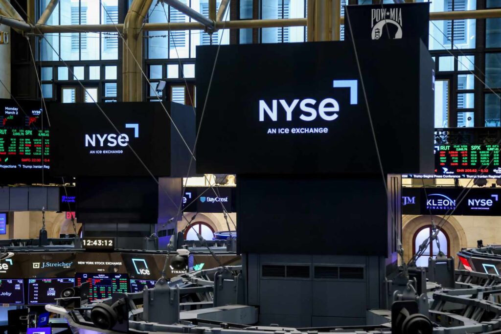 Major Indexes Jump After Volatile Session; Bitcoin, Crypto-Tied Stocks Surge Major Indexes Jump After Volatile Session; Bitcoin, Crypto-Tied Stocks Surge