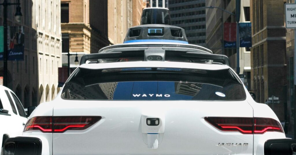 This AI lets self-driving cars “remember” past drives to plan safer routes