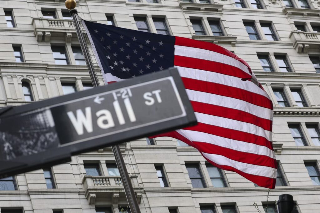 U.S. stock futures mixed, oil rises ahead of a busy week for Wall Street