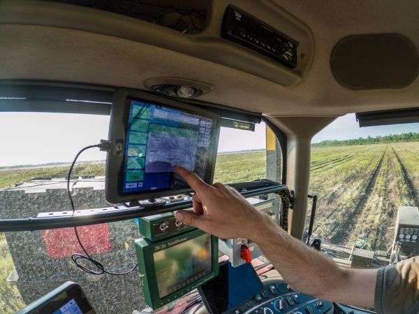 How Agricultural Innovation Drives North Dakota Venture Capital Growth An aerial view of a modern farm illustrating north-dakota-venture-capital trends.