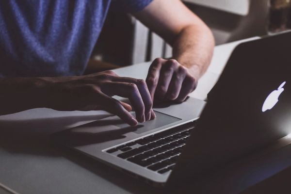 Why Global Investors are Eyeing Oklahoma Tech Startups A modern office workspace highlighting the rise of Oklahoma tech startups.