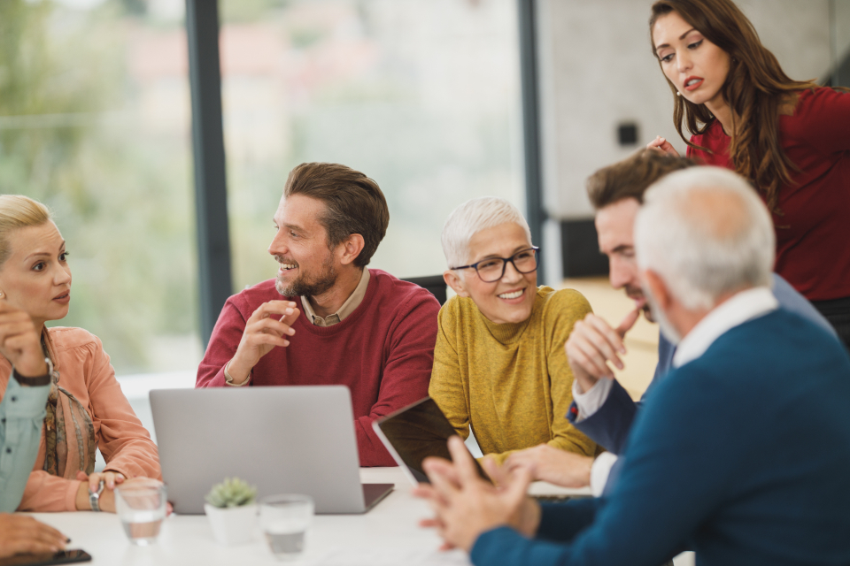 How to Navigate Business Startup Tips and Traps for Long Term Success A group of entrepreneurs discussing business startup tips and traps around a table