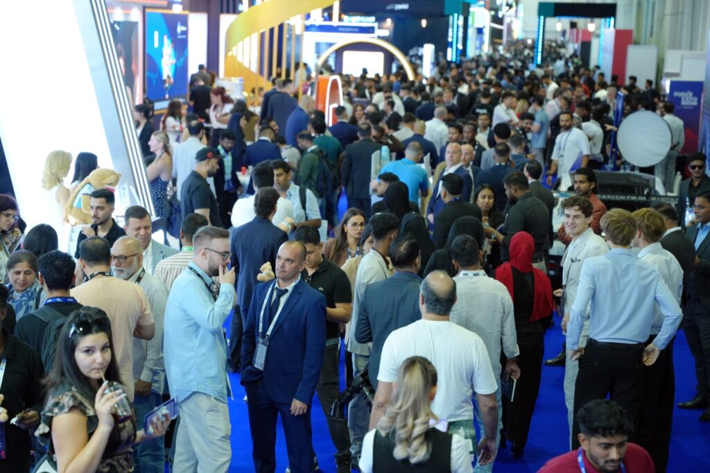 Crowds of traders and industry professionals filling the exhibition floor at Forex Expo Dubai 2026
