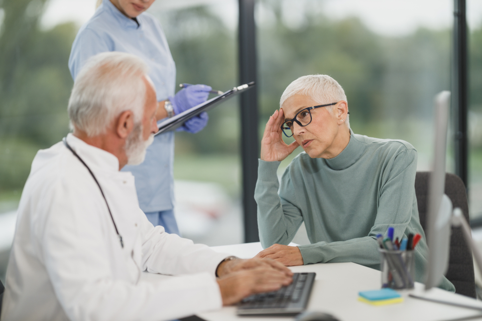 Why Sioux Falls Healthcare Attracts Retirees Seeking Stability A medical professional reviewing charts in a modern Sioux Falls healthcare clinic
